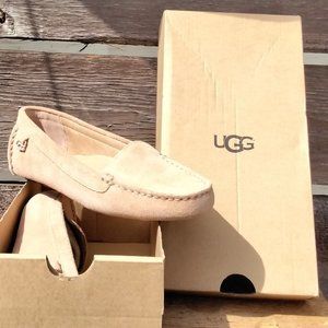 Ugg Suede Flores Driving Moccasin. Womens size 6.5, tan color called arroyo